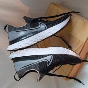 Men's US Size 11 Nike Infinity Flyknit React Black & White Shoes